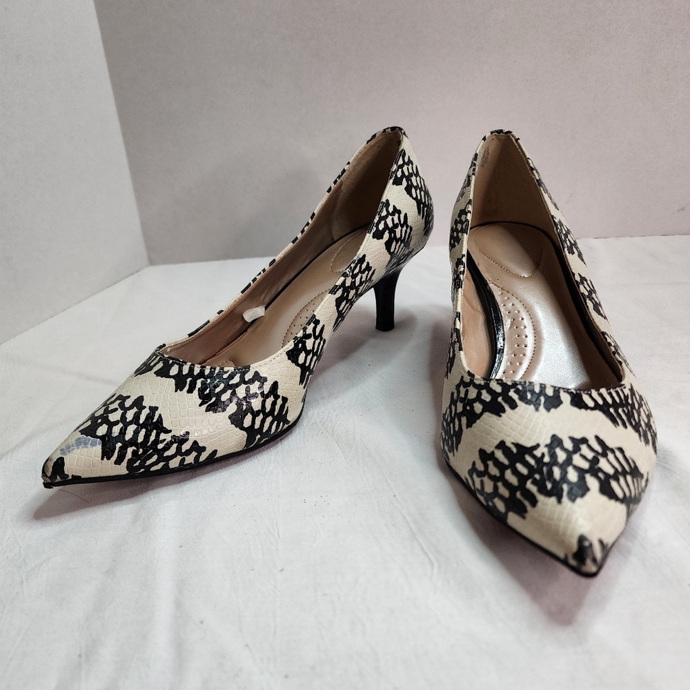 Comfortview Womens Snakeskin Print Pointed Toe Kitten Heel Pumps Black White 11W